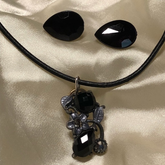 🆕Black pendant vintage look necklace & earrings - Picture 5 of 8